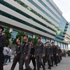 Cảnh sát tuần tra gần Tòa án tối cao ở Bangkok, Thái Lan ngày 25/8. (Nguồn: THX/TTXVN)