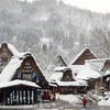 Nằm ở tỉnh Gifu miền Trung Nhật Bản, làng cổ Shirakawago được UNESCO công nhận là di sản thế giới từ năm 1995, với kiến trúc nhà tranh mái dốc giống với hình hai bàn tay cầu nguyện. 