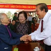 Phó Thủ tướng Trương Hòa Bình với các đồng chí lão thành cách mạng tại buổi họp mặt truyền thống cách mạng Sài Gòn-Chợ Lớn-Gia Định. (Ảnh: Thanh Vũ/TTXVN)