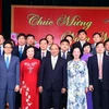 Thủ tướng Nguyễn Xuân Phúc chụp ảnh lưu niệm với lãnh đạo, công chức, viên chức Ban Dân vận Trung ương. (Ảnh: Thống Nhất/TTXVN)