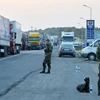 Cảnh sát Ukraine gác tại cửa khẩu biên giới Kalanchak. (Nguồn: AFP/ TTXVN)