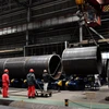 Công nhân làm việc tại nhà máy sản xuất ống thép ở Sơn Đông, Trung Quốc ngày 31/1. (Nguồn: AFP/TTXVN)
