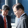 Ông Chung Eui-yong (phải) sau cuộc hội đàm với Trưởng ban Mặt trận Thống nhất đảng Lao động Triều Tiên Kim Yong-chol. (Nguồn: YONHAP/TTXVN)