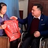 Lương y Trần Quang Dũng tặng quà cho gia đình khó khăn. (Ảnh: Lưu Thanh Tuấn/TTXVN)