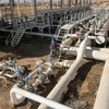 Nhân viên Iraq kiểm tra đường ống dẫn dầu ở giếng dầu Bai Hassan, phía tây thành phố Kirkuk. (Nguồn: AFP/TTXVN)
