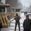 Lực lượng an ninh Afghanistan gác tại hiện trường vụ đánh bom liều chết ở Kabul ngày 24/2. (Nguồn: THX/ TTXVN)