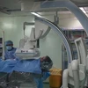 Bệnh nhân S được các bác sĩ áp dụng kỹ thuật chụp số hoá xoá nền điều trị trong phòng DSA với nhiều trang thiết bị hiện đại. (Ảnh: Thanh Sang/TTXVN)