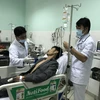 Các nạn nhân đang được cấp cứu tại Bệnh viện Đa khoa tỉnh Kon Tum. (Ảnh: Cao Nguyên/TTXVN)