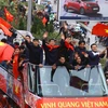 Người hâm mộ tại Thủ đô Hà Nội với băng rôn, cờ và hoa chào đón Đội tuyển U23 Việt Nam. (Ảnh: Quang Quyết/TTXVN)