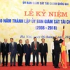 Thủ tướng Nguyễn Xuân Phúc trao tặng Huân chương lao động hạng Ba cho Uỷ ban giám sát Tài chính Quốc gia. (Ảnh: Thống Nhất/TTXVN)