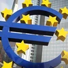 Biểu tượng đồng euro trước trụ sở cũ của ECB ở Frankfurt, Đức, ngày 7/2. (Nguồn: AFP/TTXVN)