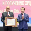 Chủ tịch nước Trần Đại Quang trao Huân chương Hữu nghị cho ông Andrey Kuznetsov, Tổng Giám đốc phía Nga của Trung tâm Nhiệt đới Việt-Nga. (Ảnh: Nhan Sáng/TTXVN)