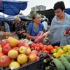 Thực phẩm được bày bán tại một khu chợ ở Moskva. (Nguồn: AFP/TTXVN)