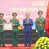 Chủ tịch nước Trần Đại Quang trao Huân chương Quân công hạng Ba cho Trung tâm Nhiệt đới Việt-Nga. (Ảnh: Nhan Sáng/TTXVN)
