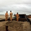 Tàu hút cát trái phép trên sông Thu Bồn bị lực lượng công an tạm giữ. (Ảnh: Đỗ Trưởng/TTXVN)