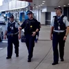 Lực lượng an ninh Australia tuần tra tại sân bay Sydney. (Nguồn: AFP/TTXVN)