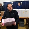 Cựu Thủ tướng Italy Silvio Berlusconi tại điểm bầu cử ở Milan ngày 4/3. (Nguồn: THX/TTXVN)