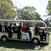 Toàn quyền Australia Ngài Peter Cosgrove AK MC lái xe điện đưa Thủ tướng Nguyễn Xuân Phúc và Phu nhân đi tham quan Vườn thú Kangaroo. (Ảnh: Thống Nhất/TTXVN)