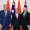 Thủ tướng Nguyễn Xuân Phúc hội kiến Chủ tịch Thượng viện Australia Tony Smith và Chủ tịch Hạ viện Australia Scott Ryan. (Ảnh: Thống Nhất/TTXVN)