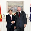 Thủ tướng Nguyễn Xuân Phúc chào xã giao Toàn quyền Australia Peter Cosgrove. (Ảnh: Thống Nhất/TTXVN)