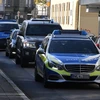 Đoàn xe cảnh sát áp giải đối tượng Yamen A tới tòa án liên bang ở Karlsruhe, tây nam Đức ngày 1/11/2017. (Nguồn: AFP/TTXVN)