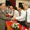 Nguyên Thủ tướng Phan Văn Khải với các đại biểu dự buổi lễ kỷ niệm 70 năm Ngày thành lập TTXVN và 55 năm Ngày thành lập Thông tấn xã Giải phóng được tổ chức tại Cơ quan TTXVN khu vực phía Nam. (Ảnh: Mạnh Linh/TTXVN)