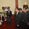 Ủy viên thường trực Ban Thường vụ Trung ương Đảng Nhân dân Campuchia (CPP) cầm quyền, ông Sim Ca dẫn đầu đoàn đại biểu CPP đến viếng nguyên Thủ tướng Phan Văn Khải. (Ảnh: Minh Hưng/TTXVN)
