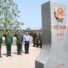 Khảo sát tại cột mốc số 943 (2), nơi sẽ diễn ra Lễ chào cột mốc trong giao lưu hữu nghị Quốc phòng biên giới Việt Nam-Trung Quốc lần thứ 5. (Ảnh: Chu Hiệu/TTXVN)