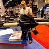 Các loại súng được trưng bày tại triển lãm của Hiệp hội súng trường quốc gia tại St. Louis, Missouri ngày 14/4. (Nguồn: AFP/ TTXVN)