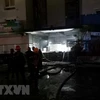 Cảnh sát PCCC phun nước dập tắt đám cháy phát ra từ tầng hầm chung cư. (Ảnh: Thành Chung/TTXVN)