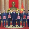 Chủ tịch nước Trần Đại Quang với các đại sứ mới được bổ nhiệm. (Ảnh: Nhan Sáng/TTXVN)