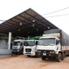 Xe hàng nhập khẩu qua cửa khẩu quốc tế Lao Bảo (Quảng Trị) chờ làm thủ tục kiểm tra. (Ảnh: Phạm Hậu/TTXVN)