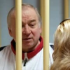 Cựu điệp viên Sergei Skripal (trái) trong phiên xét xử tại tòa án quân sự Moskva, Nga ngày 9/8/2006. (Nguồn: AFP/TTXVN)