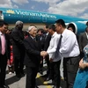 Cán bộ , nhân viên Đại sứ quán, đại diện cộng đồng và sinh viên Việt Nam đón Tổng Bí thư Nguyễn Phú Trọng tại sân bay Quốc tế José Martí. (Ảnh : Trí Dũng/TTXVN)