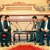 Đồng chí Huỳnh Cách Mạng, Phó Chủ tịch UBND Thành phố Hồ Chí Minh (phải) tiếp ông Liu Gui Ping, Phó Thị trưởng thành phố Trùng Khánh, Trung Quốc. (Ảnh: Xuân Khu/TTXVN)