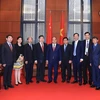 Thủ tướng Nguyễn Xuân Phúc chụp ảnh chung với lãnh đạo 4 tỉnh của Trung Quốc. (Ảnh: TTXVN)
