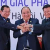 Ba thủ tướng thể hiện tinh thần đoàn kết và hợp tác 3 nước sau khi ký kết Tuyên bố chung Hội nghị Cấp cao hợp tác Khu vực Tam giác phát triển Campuchia-Lào-Việt Nam (CLV) lần thứ 10. (Ảnh: TTXVN)