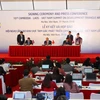 Ba thủ tướng ký kết Tuyên bố chung Hội nghị Cấp cao hợp tác Khu vực Tam giác phát triển Campuchia-Lào-Việt Nam (CLV) lần thứ 10 trước sự chứng kiến của các cơ quan báo chí trong nước và quốc tế. (Ảnh: TTXVN)