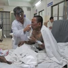 Một nạn nhân đang được cấp cứu tại Bệnh viện Nguyễn Tri Phương. (Ảnh: Đinh Hằng/TTXVN)