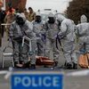 Lực lượng an ninh Anh thu thập mẫu vật bên chiếc xe của cựu điệp viên Nga Sergei Skripal tại Gillingham, London ngày 14/3. (Nguồn: AFP/ TTXVN)