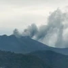 Núi lửa Shimmoe phun các cột tro bụi lên không trung. (Nguồn: Kyodo/TTXVN)