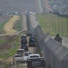 Đoàn xe tháp tùng Tổng thống Mỹ Donald Trump thị sát khu vực xây dựng hàng rào biên giới với Mexico tại San Diego, bang California ngày 13/3. (Nguồn: AFP/ TTXVN)