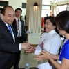 Thủ tướng Nguyễn Xuân Phúc với bà con Việt kiều tại Campuchia. (Ảnh: Thống Nhất/TTXVN)