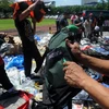 Cơ quan sở hữu trí tuệ phối hợp với cảnh sát Philippines đã tiến hành tiêu hủy một lượng lớn hàng giả hàng nhái thu giữ được. (Nguồn: AFP/TTXVN)