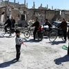 Người dân tập trung trên một tuyến phố ở thị trấn Arbeen, Đông Ghouta sau khi khu vực này hoàn toàn được giải phóng ngày 2/4. (Nguồn: THX/TTXVN)