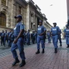 Cảnh sát Nam Phi tuần tra bên ngoài tòa án Thượng thẩm KwaZulu-Natal, nơi diễn ra phiên tòa xét xử cựu Tổng thống Nam Phi Jacob Zuma, tại Durban ngày 6/4. (Nguồn: AFP/TTXVN)