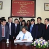 [Photo] Thủ tướng đến thăm công ty cổ phần gốm Chu Đậu