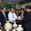 Thủ tướng Nguyễn Xuân Phúc đến thăm Công ty cổ phần gốm Chu Đậu. (Ảnh: Thống Nhất/TTXVN)