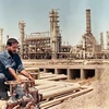 Công nhân làm việc tại cơ sở khai thác dầu ở Kirkuk, Iraq ngày 7/3/2017. (Nguồn: AFP/TTXVN)
