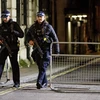 Cảnh sát vũ trang tuần tra bên ngoài tòa nhà Quốc hội Anh ở Westminster ngày 31/12/2017. (Nguồn: AFP/TTXVN)
